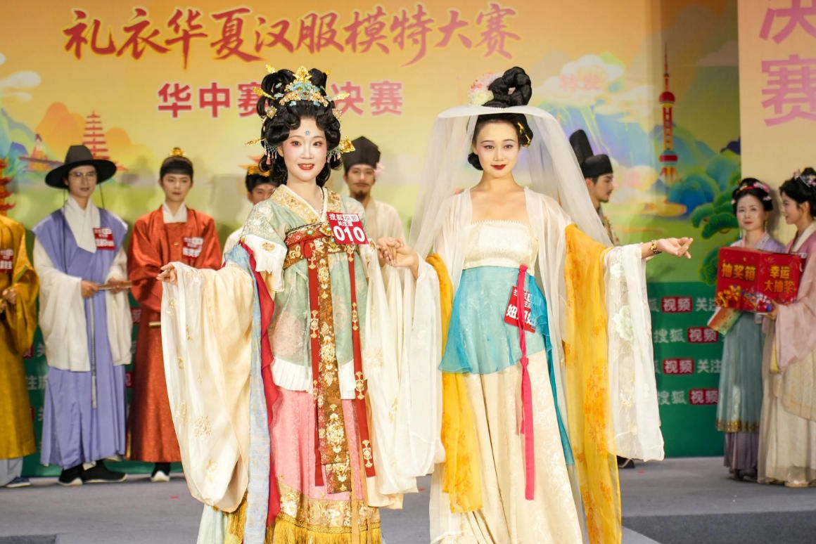 孔明阁内华裳飞扬 武汉经开区国风正燃
