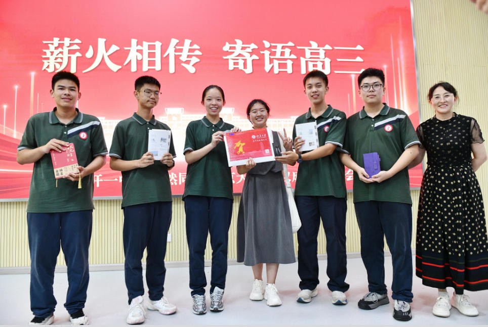 武汉经开区|考上北大后，她回母校分享求学故事与成长感悟