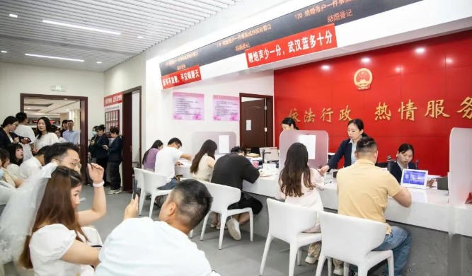 “520”武汉经开区婚登甜度拉满 近300对新人喜结连理