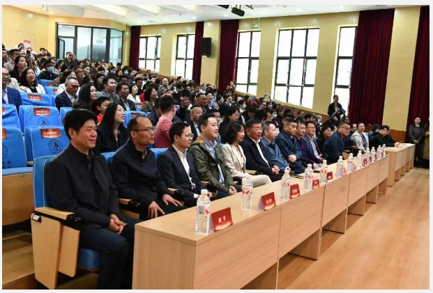 武汉经开区启光实验中学正式揭牌，开启新篇章！