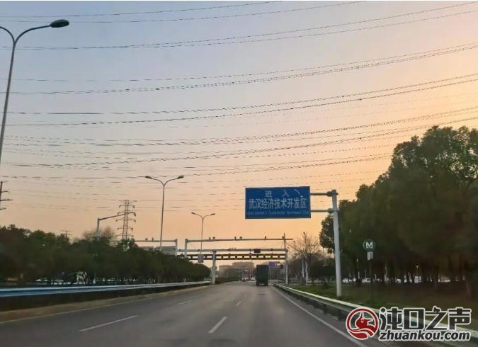 武汉经开区桥头堡看着像“城乡结合部”？！